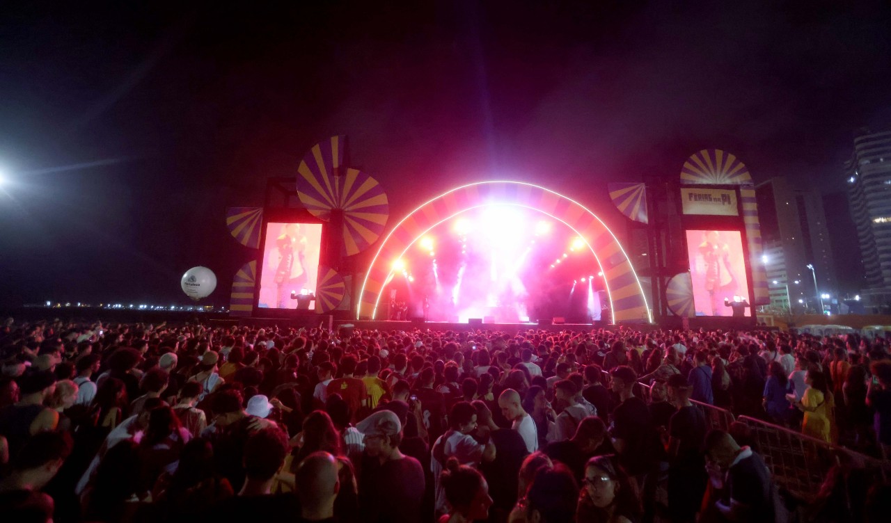 palco e público do Férias na PI